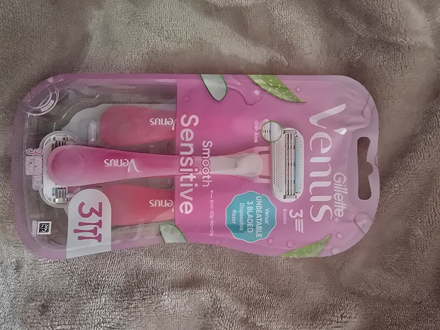 Gillette Venus Smooth Sensitive Disposable Razors 3-pack in pink packaging